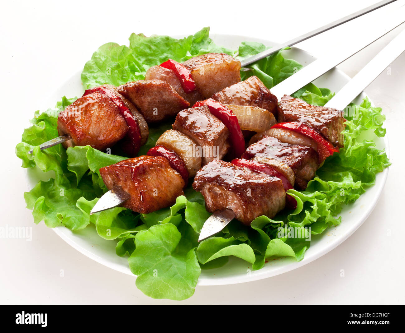 Vom Grill Kebab (Schaschlik) auf spuckt auf den Salat verlässt. Stockfoto