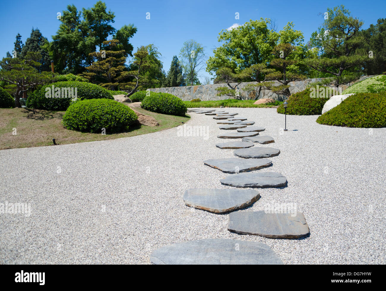 Steinwurf Weg in den japanischen Garten in sonniger Tag Stockfoto