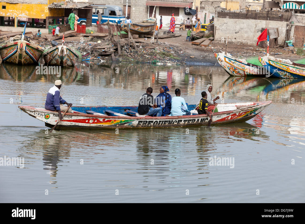 Senegal St. Louis. Kanu Überführung Passagiere über den Senegal-Fluss von Ile de N'Dar Guet gleichwertige Nachbarschaft. Stockfoto