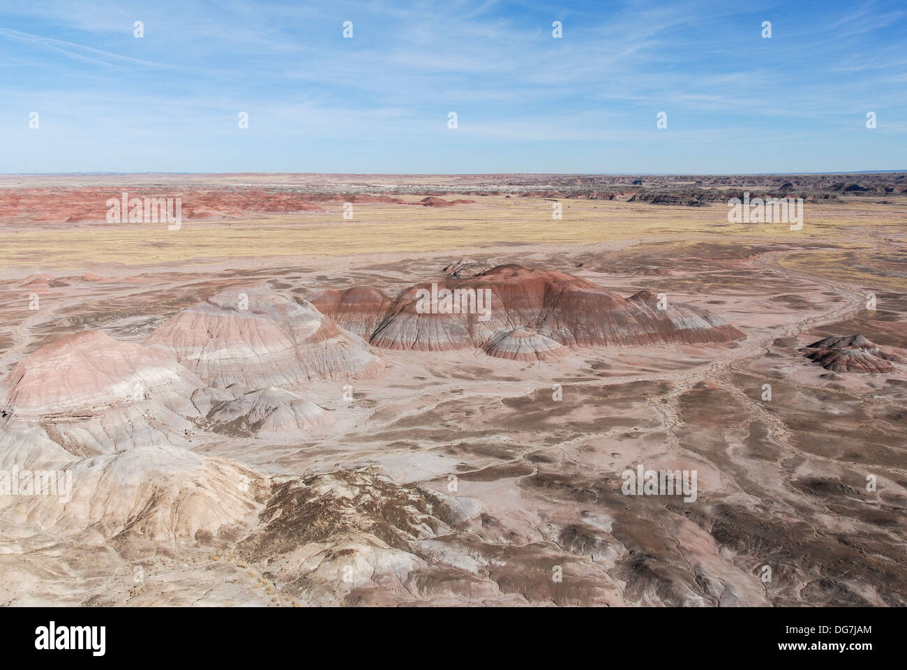 Eine Luftaufnahme der bemalten Hügel und Wüstenlandschaft von Nord-Arizona. (USA) Stockfoto
