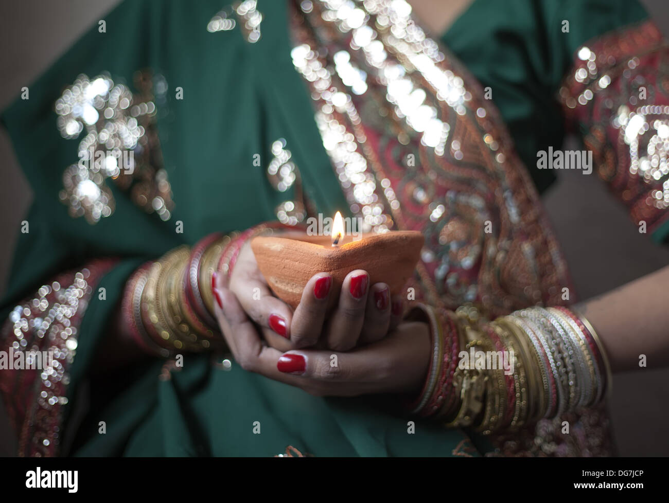 Junge Frau Diwali Lampe in den Händen halten Stockfoto