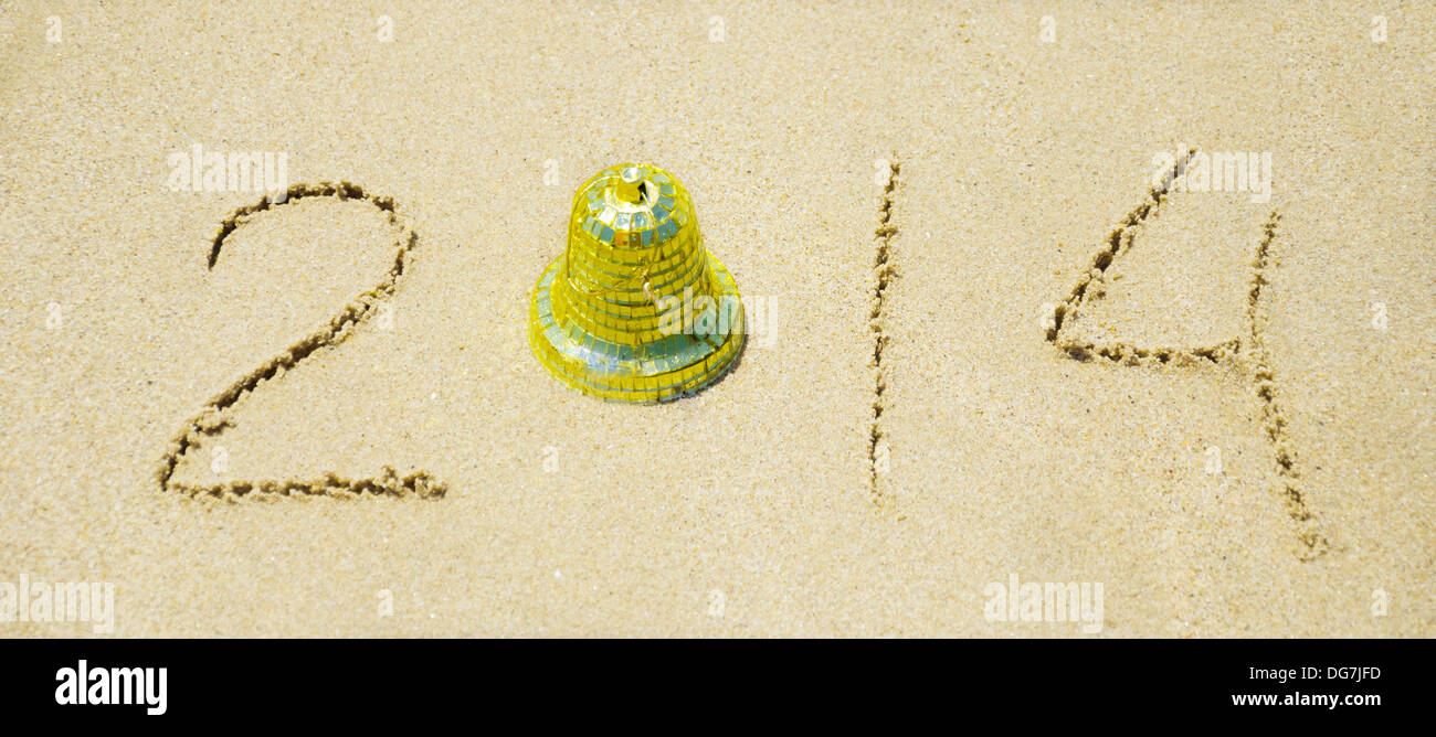 Anzahl 2014 mit Weihnachtsdekoration auf dem sandigen Strand - Urlaub-Konzept Stockfoto
