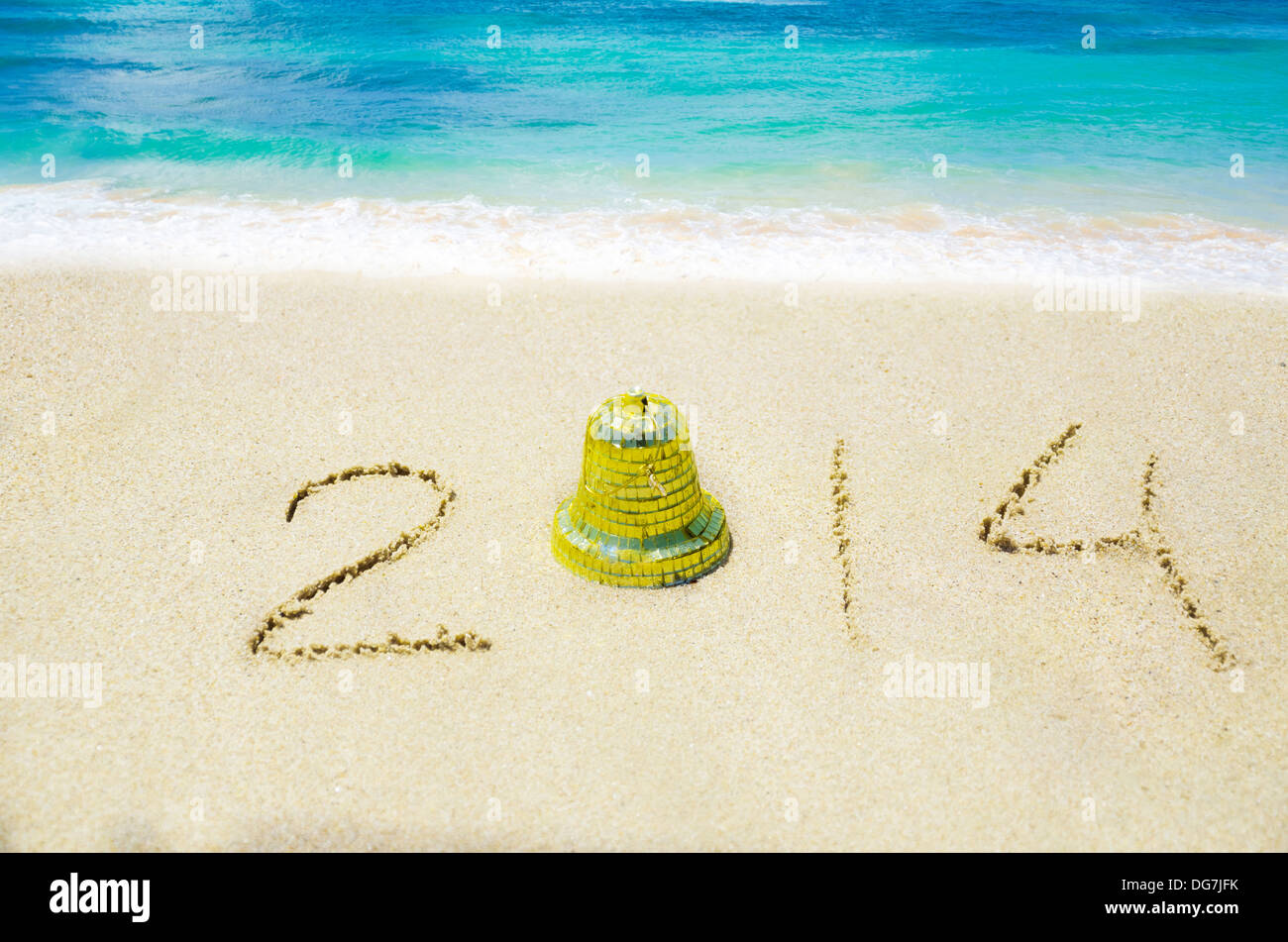 Anzahl 2014 mit Weihnachtsdekoration auf dem sandigen Strand - Urlaub-Konzept Stockfoto