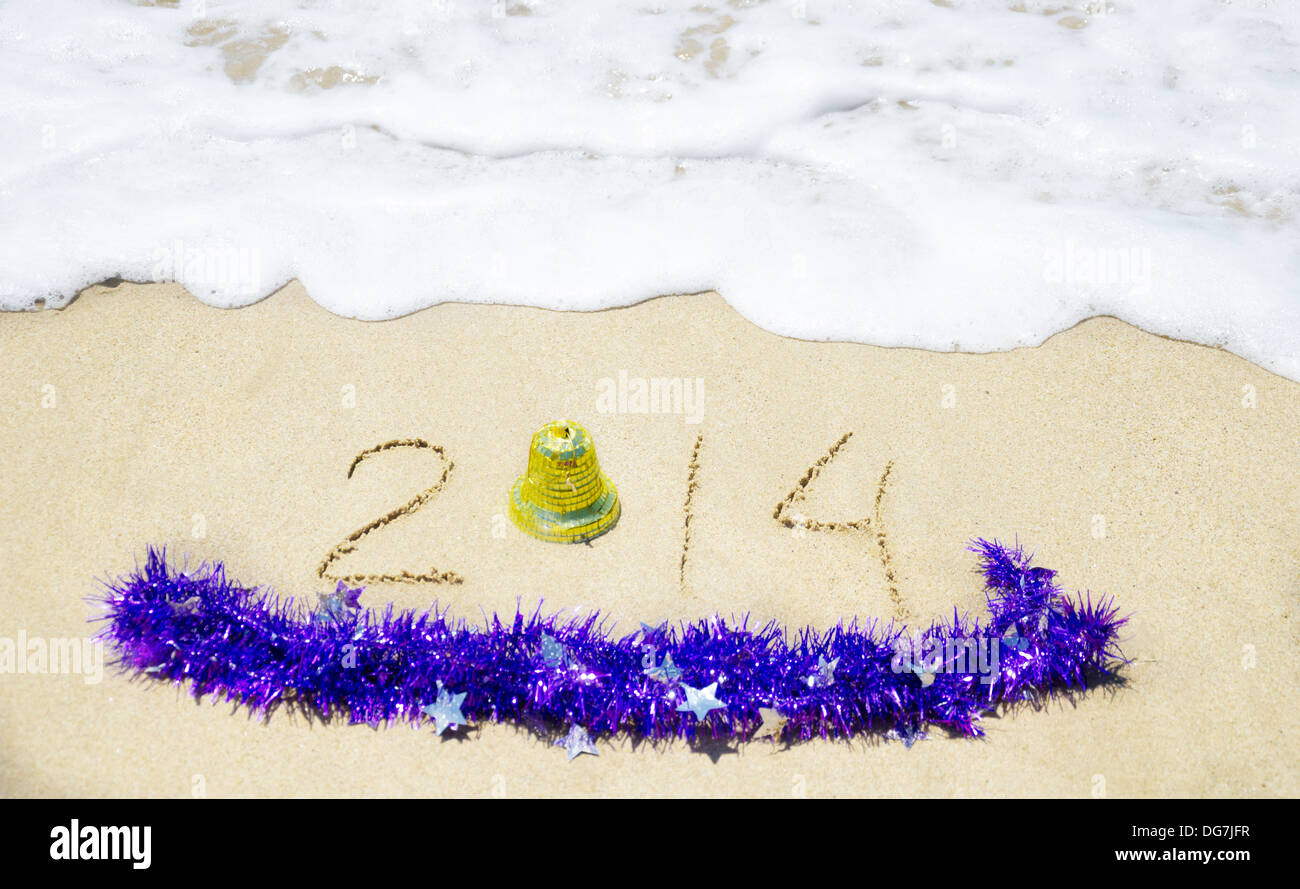 Anzahl 2014 mit Weihnachtsschmuck am Sandstrand - Urlaub-Konzept Stockfoto