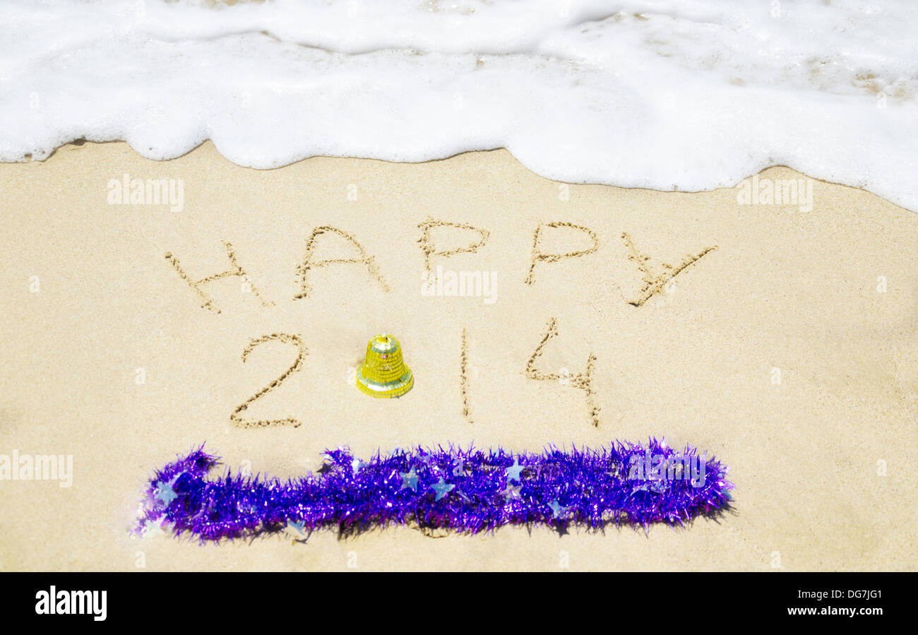 Melden Sie "Happy 2014" mit Weihnachtsdekoration auf dem sandigen Strand - Urlaub-Konzept Stockfoto