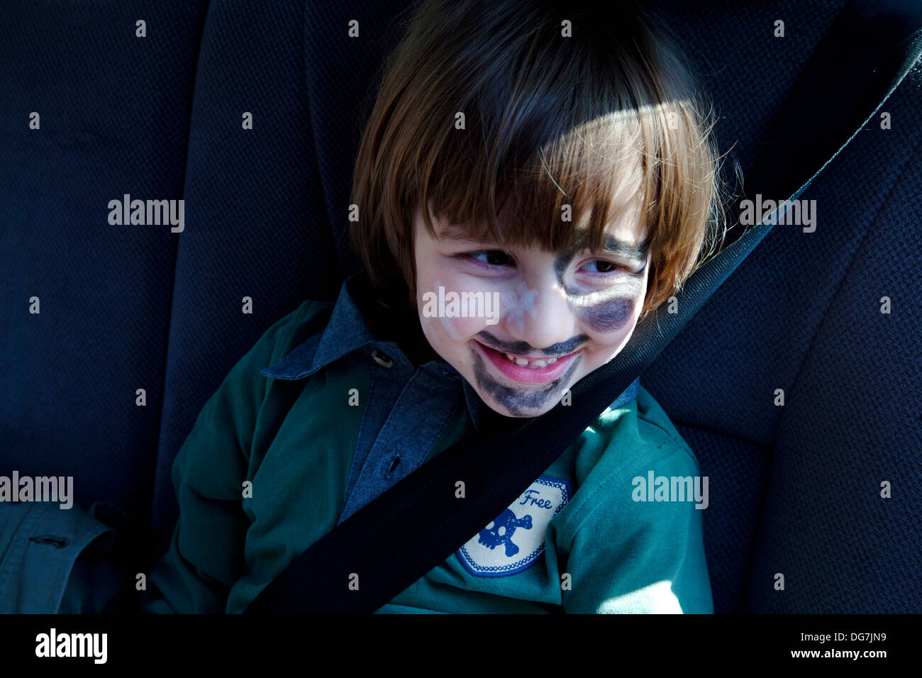 Vier Jahre alter Junge saß hinter dem Auto mit Sicherheitsgurt auf. Stockfoto