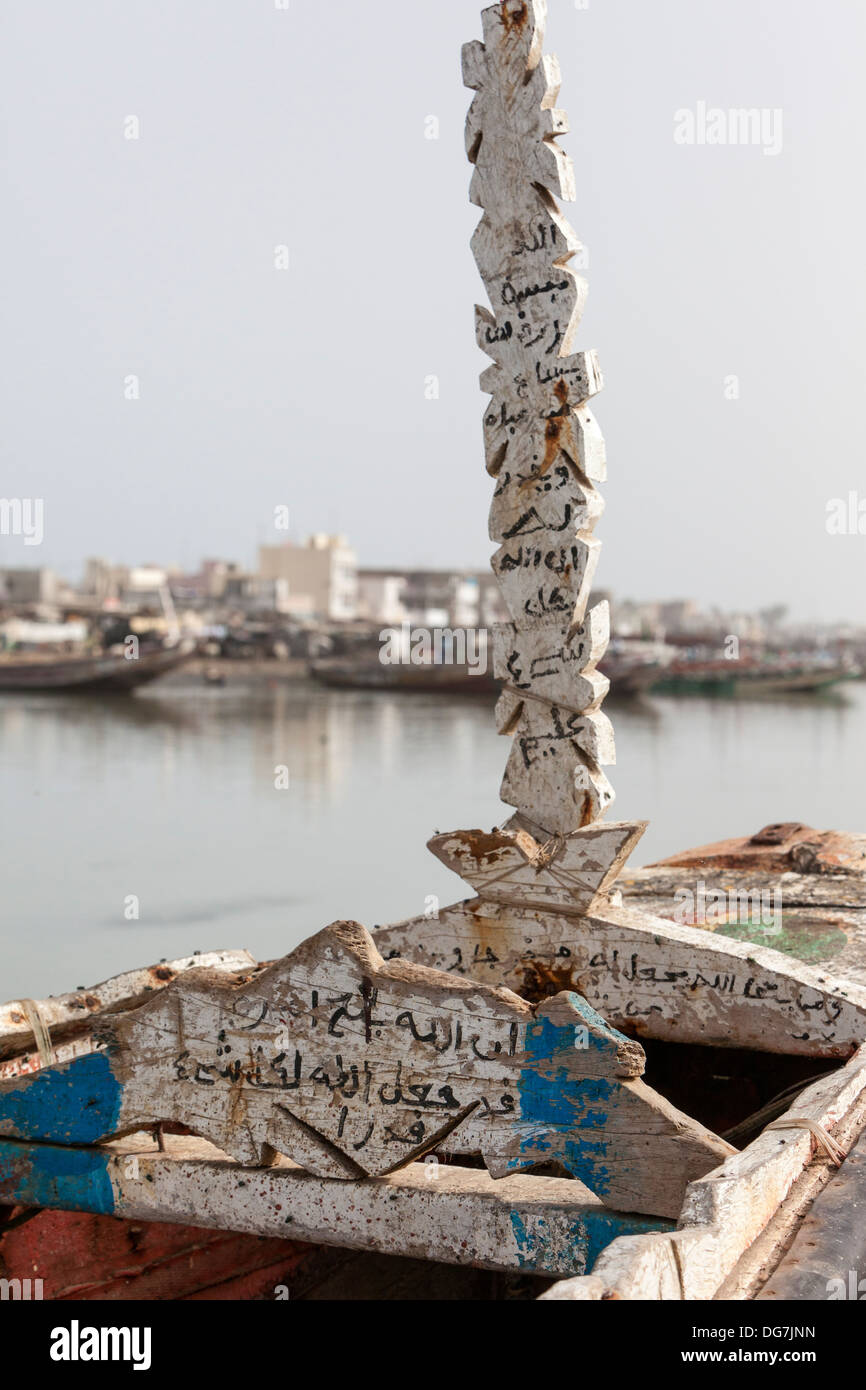 Senegal St. Louis. Arabische Inschrift Anrufung Gottes Schutz für das Boot und seine Besatzung. Stockfoto