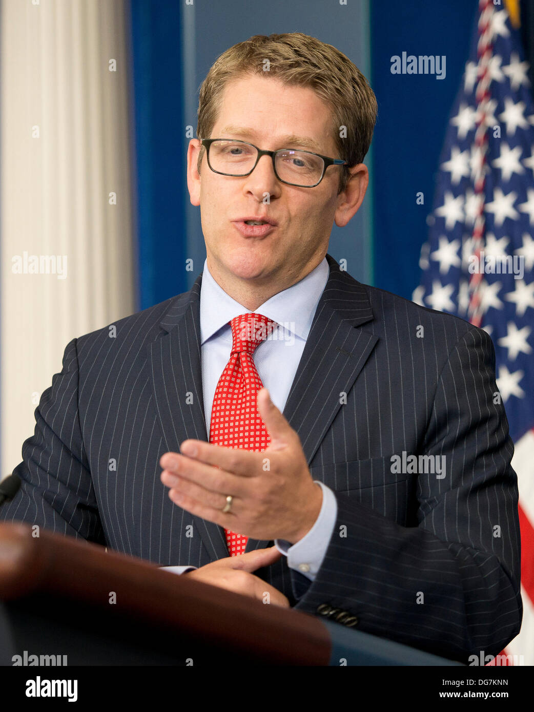 White House Press Secretary Jay Carney führt seine täglichen Briefing in Brady Press Room des weißen Hauses in Washington, DC auf Dienstag, 15. Oktober 2013. Bildnachweis: Ron Sachs / CNP/Dpa/Alamy Live-Nachrichten Stockfoto