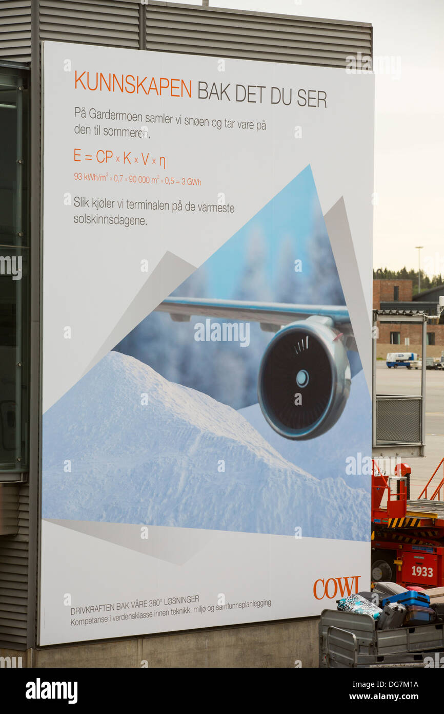 Eine Anzeige für einen neuen Jet-Engine, was darauf hindeutet, dass es wesentlich effizienter ist und klimafreundlich am Flughafen Oslo, Norwegen. Stockfoto