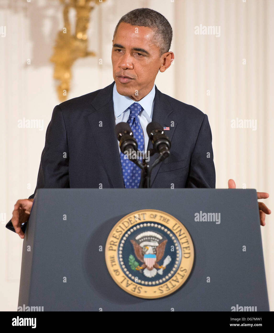 US-Präsident Barack Obama macht Bemerkungen wie er William Swenson, vergibt einen ehemaligen aktiven Dienst Hauptmann des Heeres, die Medal Of Honor für auffallende Edelmut im East Room des weißen Hauses in Washington, DC am 14. Oktober 2013. Kapitän Swenson akzeptiert die Medal Of Honor für seinen mutigen Taten während seiner Tätigkeit als Embedded Trainer und Mentor der afghanischen nationalen Sicherheitskräfte mit afghanischen Grenze Mentor Polizeiteam, 1. Bataillon, 32. Infanterie-Regiment, 3rd Brigade Combat Team, 10th Mountain Division während der Kampfhandlungen in der Provinz Kunar, Afghanistan am 8. September 2009. Stockfoto