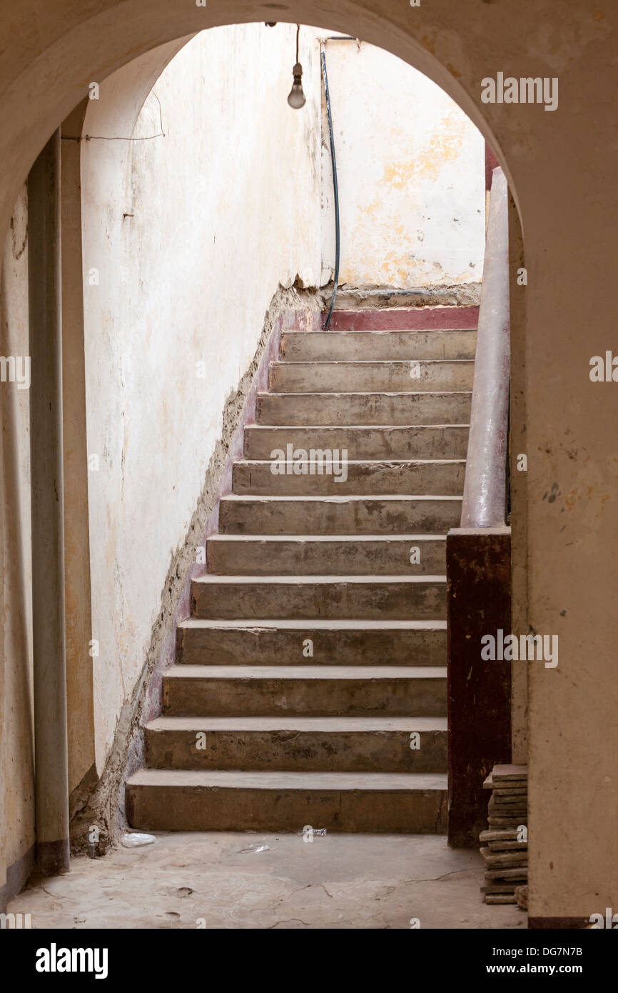 Senegal St. Louis. Eingang und Treppe, kolonialen Ära Gebäude. Stockfoto