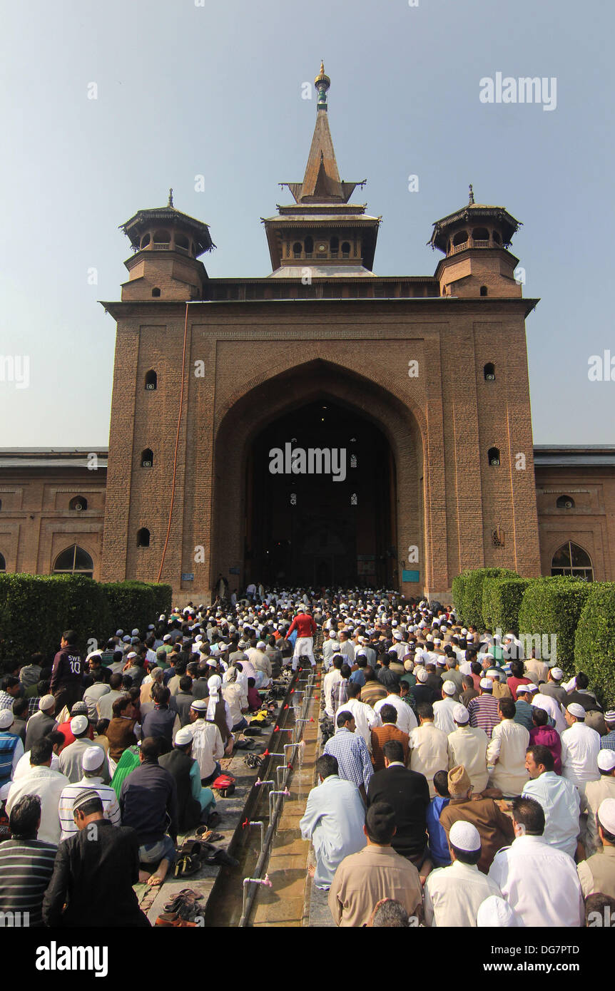 Srinagar, Kaschmir. 16. Oktober 2013. Kashmiri muslimische Eid al-Adha beten in Jama Masjid in Srinagar der Sommerhauptstadt von indischen Kaschmir auf 16.10.2013 Seite, große Versammlungen wurden gesehen t Polofeld und Hazratbal Schrein in Srinagar und in Städten über das Kaschmir-Tal Mittwoch wie Moslems in gekleidet neue Kleider kam heraus in Tausenden, die Eid Gebete beizutreten. Es ist absolute Unterwerfung Propheten Ibrahim, der Allah und seinem Opfer gedenken, dass Muslime auf der ganzen Welt Eid-Ul-Azha, auch genannt Bakr Eid und Tieropfer Angebot anlässlich der feiern. Stockfoto