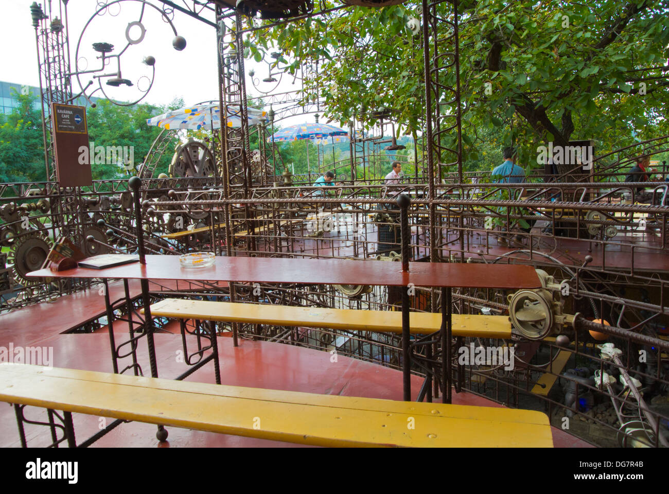 Terrasse des CrossClub Café Nachtclub Holesovice Bezirk Prag Tschechische Republik Europa Stockfoto