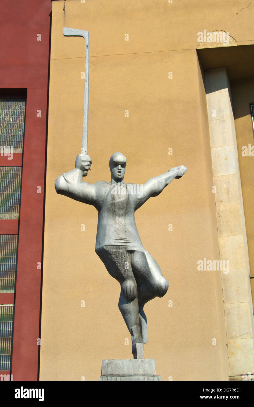 Hokejista Hockey Spieler Skulptur (1985) von Zdenek Nemecek vor Eishockey-Arena am Vystaviste Holesovice, Prag Stockfoto