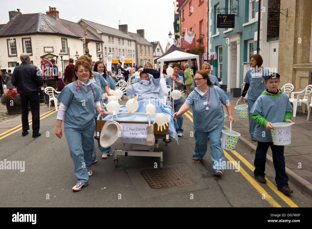 Krankenschwestern & Arzt auf Nächstenliebe Bett Push Geldbeschaffung für Krankenhaus Röntgengerät in Llandovery Carmarthenshire South West Wales UK Stockfoto