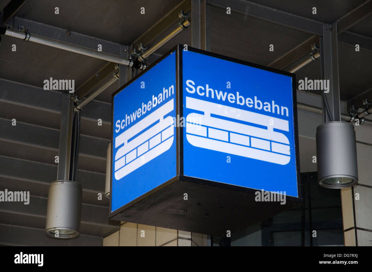 beleuchtete Schilder, Wuppertaler Schwebebahn, Monorail, Deutschland Stockfoto