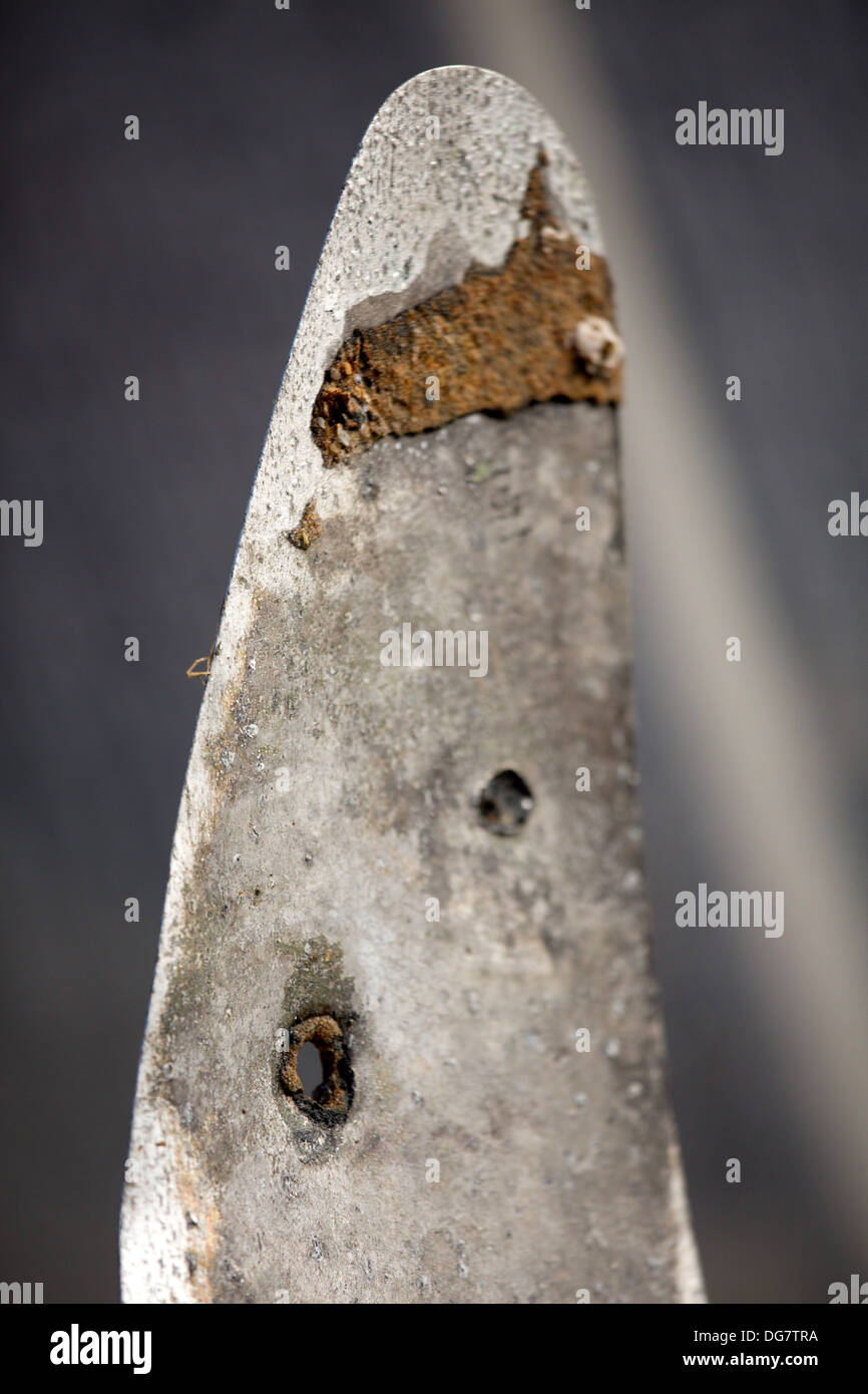 Die Reste der Dornier-17 deutsche Bomber im Cosford Air Museum aufbewahrt wird. Im Bild, ein Propeller mit Einschussloch. Stockfoto