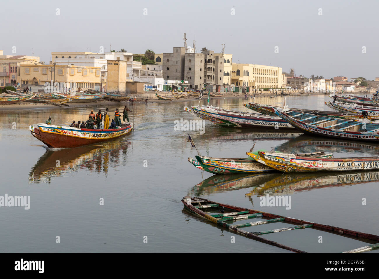 Senegal St. Louis. Senegal-Fluss Fischer in Richtung Atlantik, spät am Nachmittag. Stockfoto