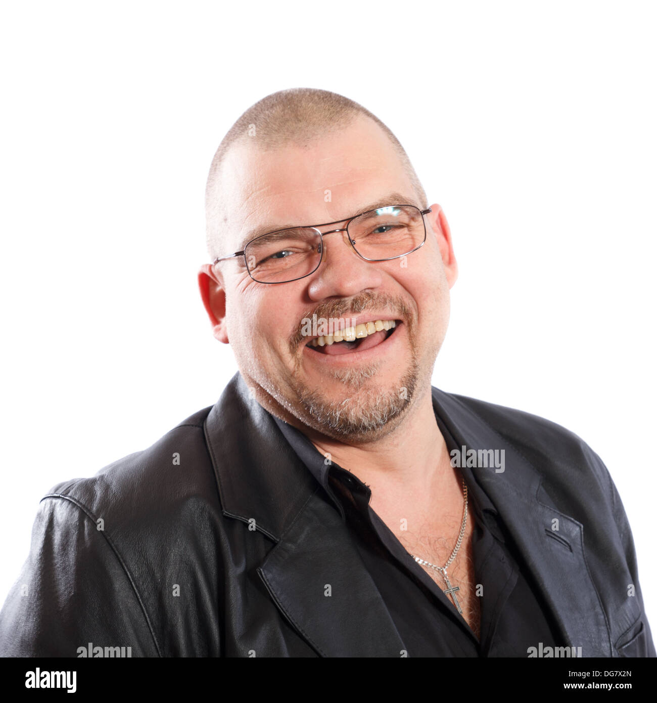 lächelnder Mann mit Brille ohne Haare auf weißem Hintergrund Stockfoto