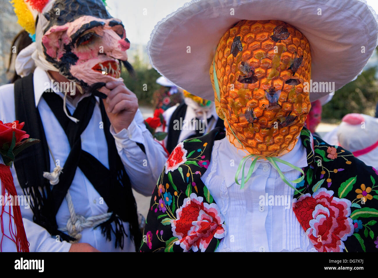 Mascarita und Botarga. Karneval, Almiruete. Tamajon, Guadalajara Provinz, Region Kastilien-La Mancha, Spanien Stockfoto