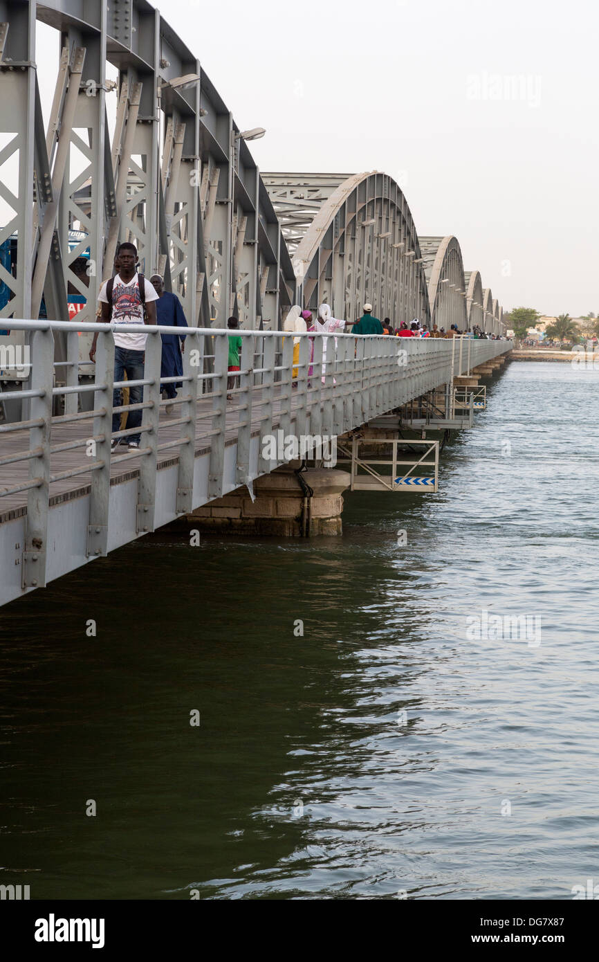 Senegal St. Louis. Fußgänger auf der Pont Faidherbe, Brücke über den Fluss Senegal. Gebaut 1897. Stockfoto