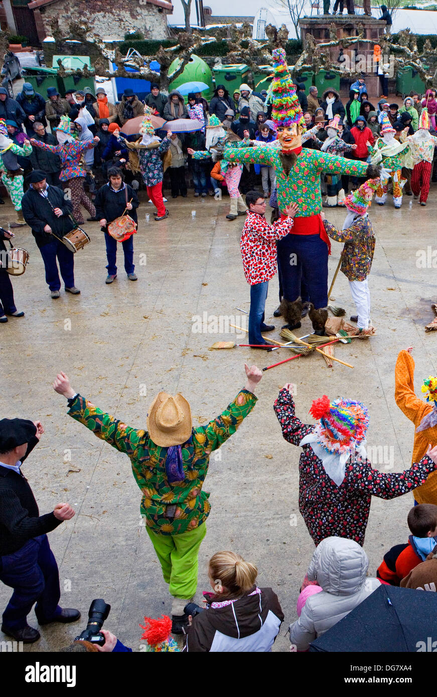 Txatxos Tanz der Zortziko Tanz und Miel Otxin.In Frontón´. Lantz Karneval. Navarra. Spanien Stockfoto