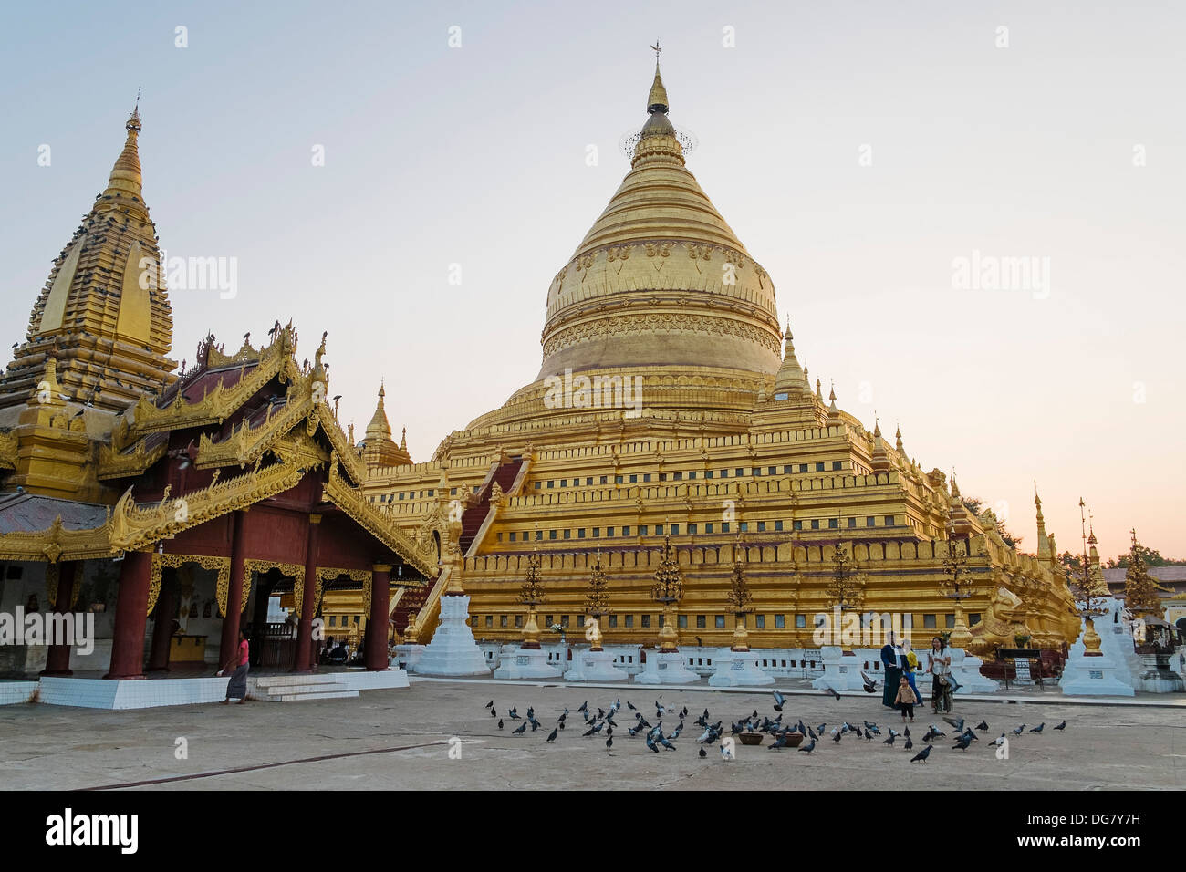 Shwezigon Pagode, Nyaung U, Bagan, Myanmar, Asien Stockfoto