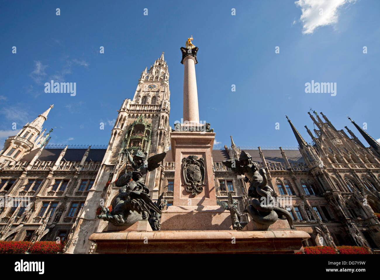 Jungfrau Maria auf die Mariensäule und das neue Rathaus Neues Rathaus auf der zentralen quadratischen Marienplatz in München, Bayern, Deutschland Stockfoto