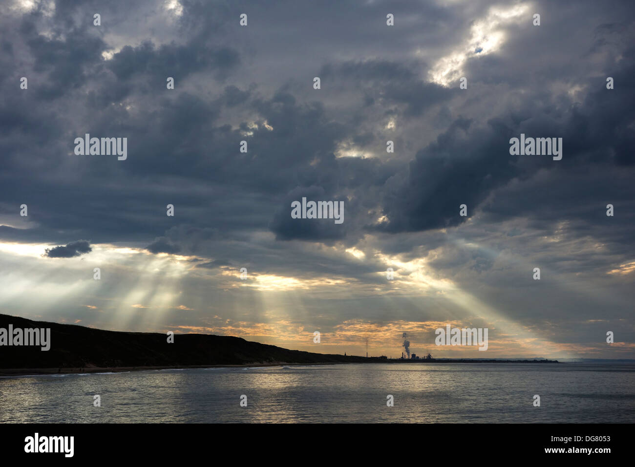 Redcar Stahlwerk von Saltburn vor Sonnenuntergang spielerischen am Meer Stockfoto