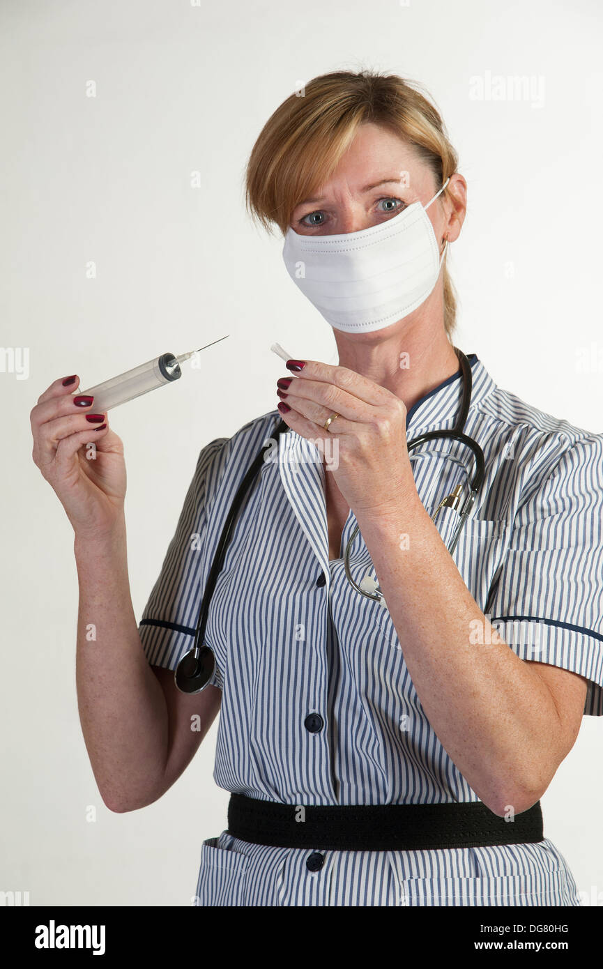 Krankenschwester hielt eine große Spritze mit Nadel aufgedeckt Stockfoto