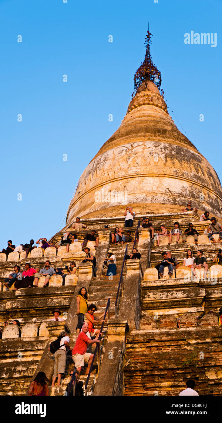 Touristen auf Shwesandaw Pagode, Old Bagan, Myanmar, Asien Stockfoto