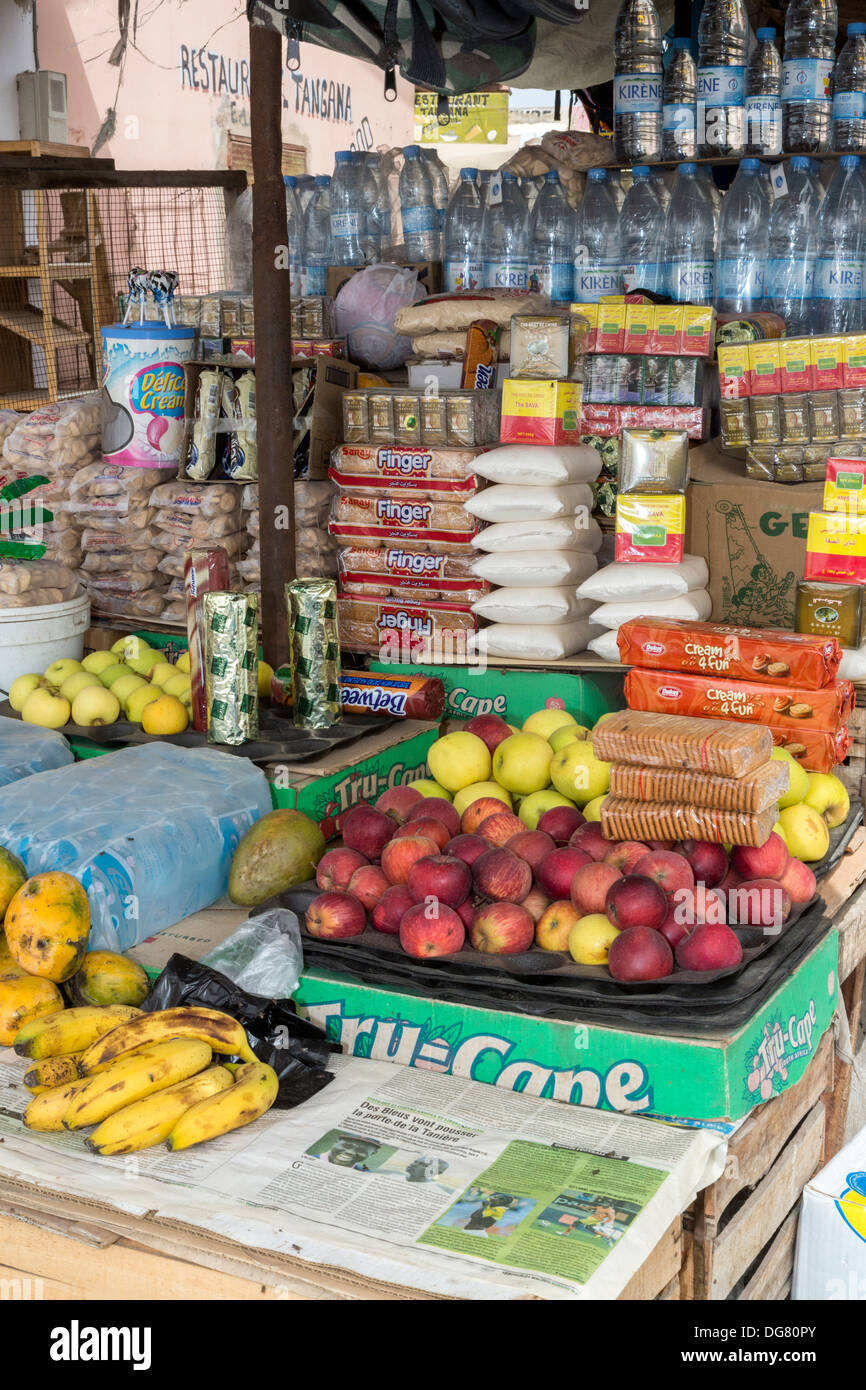 Senegal St. Louis. Obst, Snacks und Wasser für den Verkauf in einem Geschäft in Saint Louis Bus- und Taxi-Station. Stockfoto
