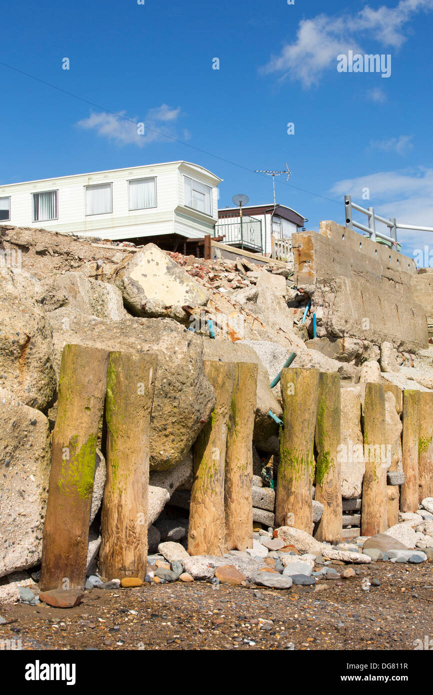 Zertrümmerte konkrete Küstenschutzes am Strand Bank Caravan Park in Ulrome in der Nähe von Skipsea auf Yorkshires Ostküste, UK Stockfoto