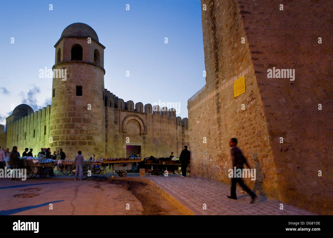 Tunez: Sousse.Rue de France. Am linken großen Moschee und Mauern der Medina auf der rechten Seite Stockfoto