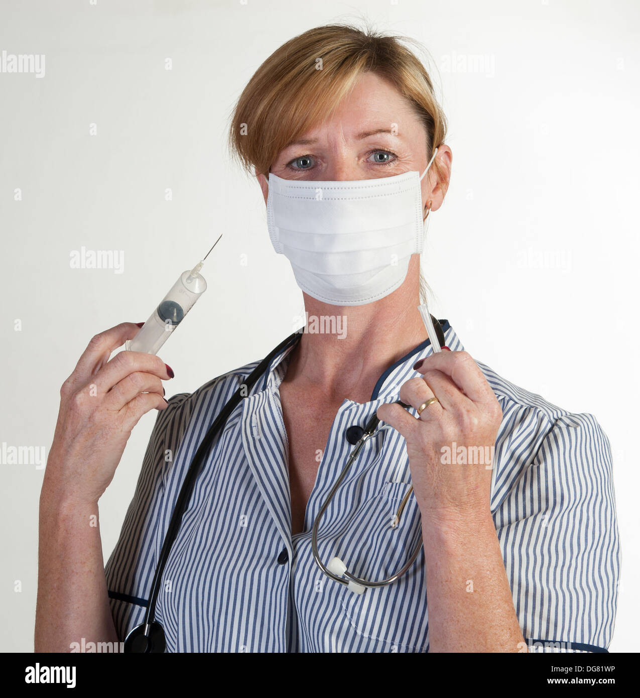 Krankenschwester hielt eine große Spritze mit Nadel aufgedeckt Stockfoto