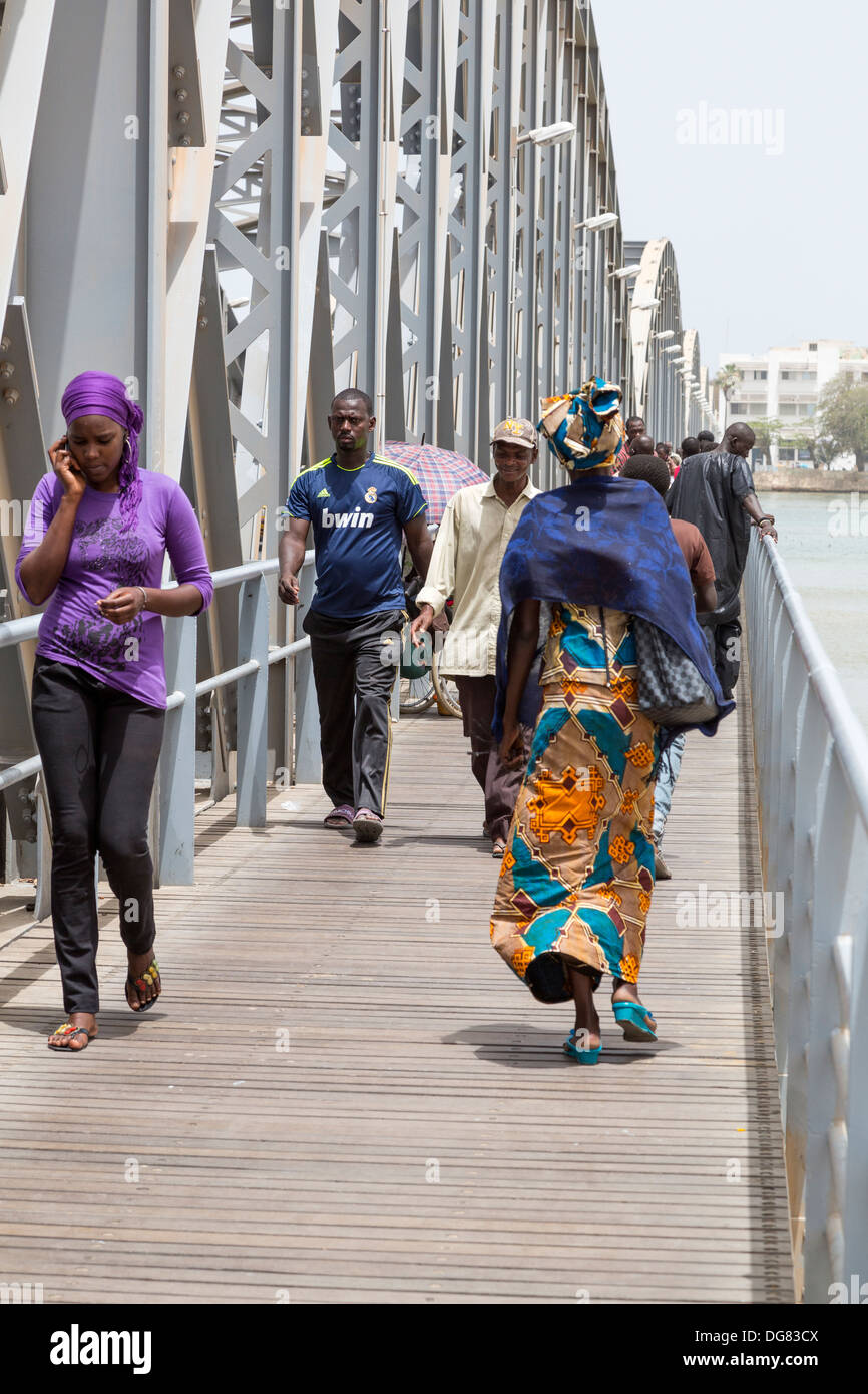 Senegal St. Louis. Fußgänger auf der Pont Faidherbe, Brücke über den Fluss Senegal. Gebaut 1897. Stockfoto