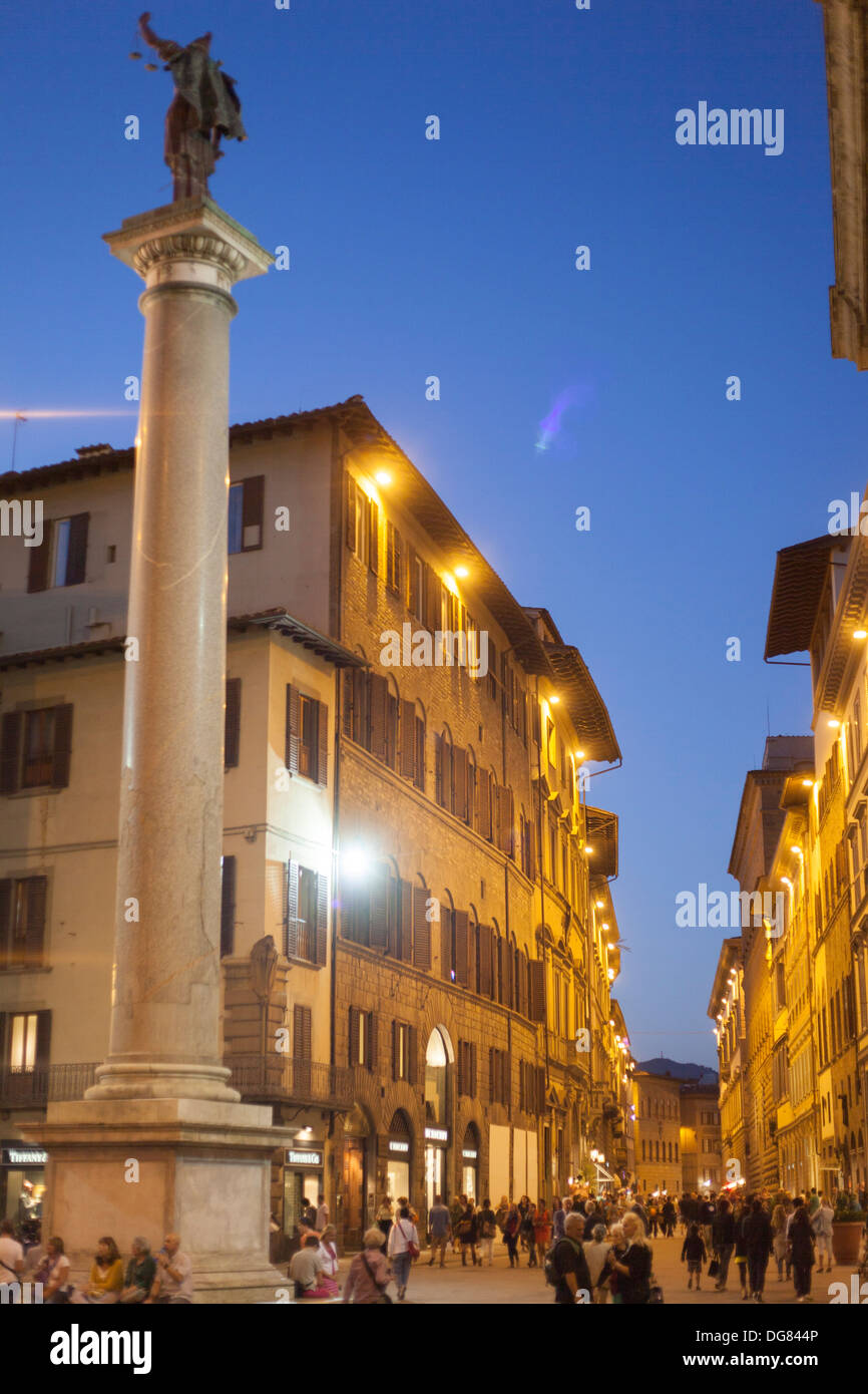 Italien, Toskana, Florenz, Tornabuoni Straße und Spalte. Stockfoto