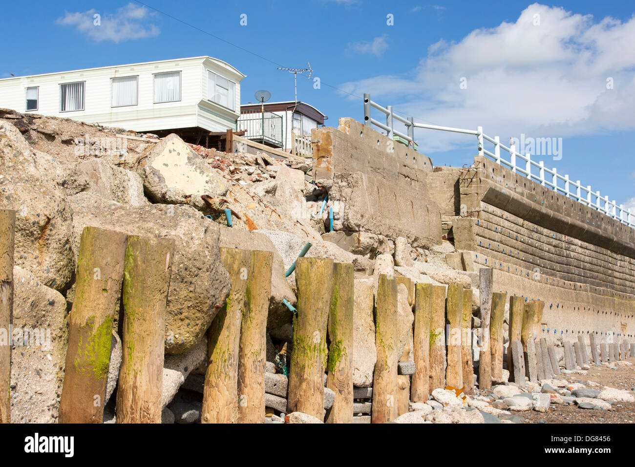 Zertrümmerte konkrete Küstenschutzes am Strand Bank Caravan Park in Ulrome in der Nähe von Skipsea auf Yorkshires Ostküste, UK Stockfoto