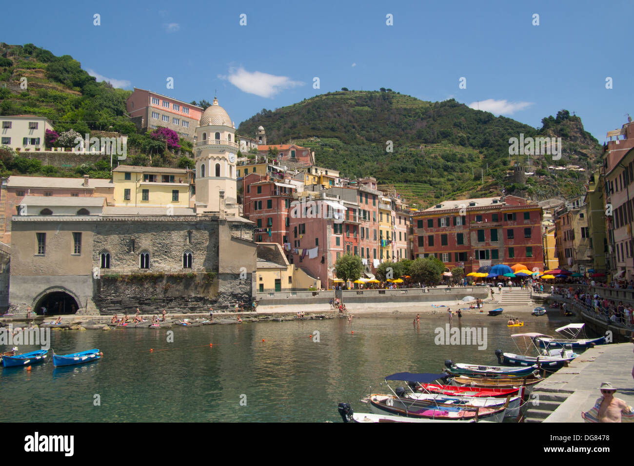 Vernazza, Cinqueterre (Nationalpark & der UNESCO), La Spezia, Ligurien, Italien. Umfasst die Kirche der Heiligen Margareta von Antiochia. Stockfoto