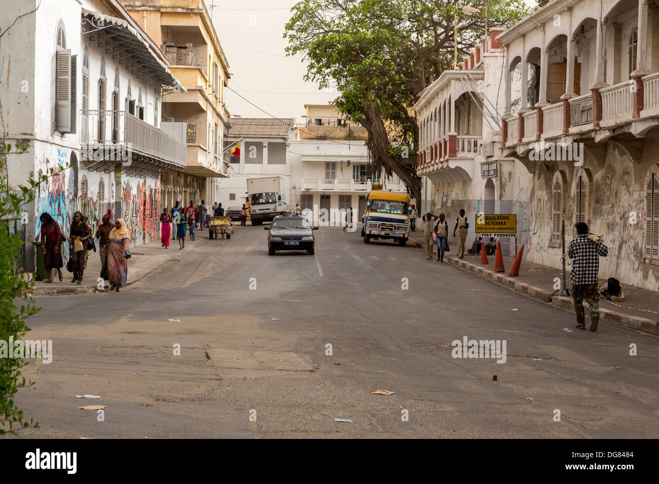 Senegal St. Louis. Straßenszene. Architektur aus der französischen Kolonialzeit. Stockfoto