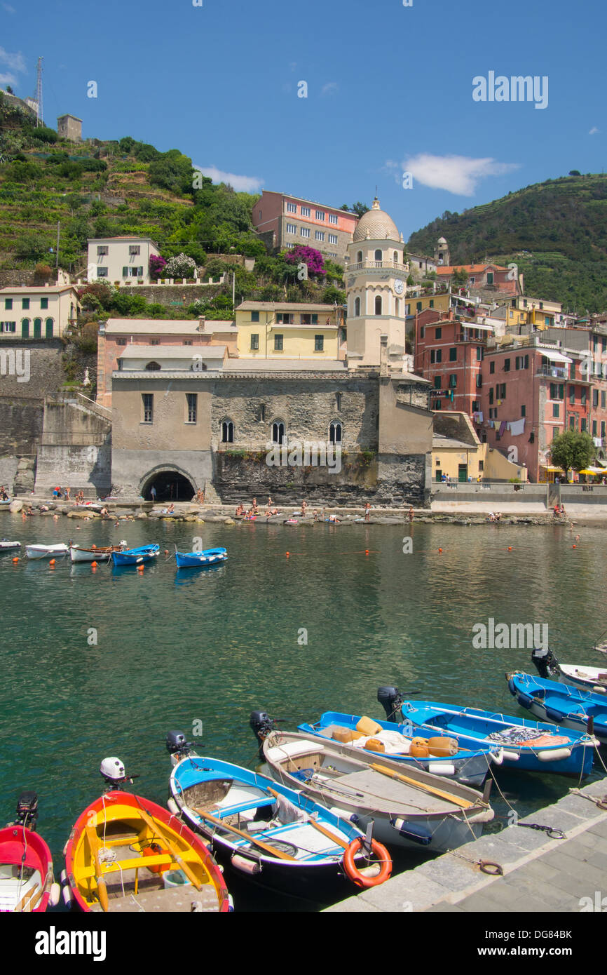 Vernazza, Cinqueterre (Nationalpark & der UNESCO), La Spezia, Ligurien, Italien. Umfasst die Kirche der Heiligen Margareta von Antiochia. Stockfoto