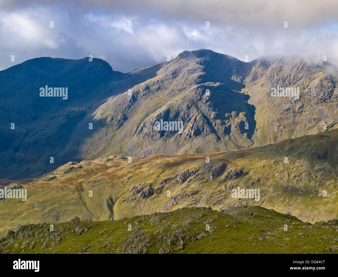 Scafell Berg aus Crinkle Crags, Nationalpark Lake District, Cumbria GROSSBRITANNIEN Stockfoto