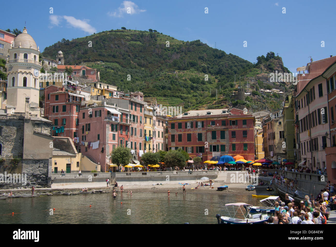 Vernazza, Cinqueterre (Nationalpark & der UNESCO), La Spezia, Ligurien, Italien. Umfasst die Kirche der Heiligen Margareta von Antiochia. Stockfoto