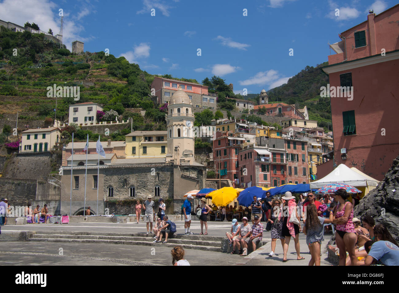 Vernazza, Cinqueterre (Nationalpark & der UNESCO), La Spezia, Ligurien, Italien. Umfasst die Kirche der Heiligen Margareta von Antiochia. Stockfoto