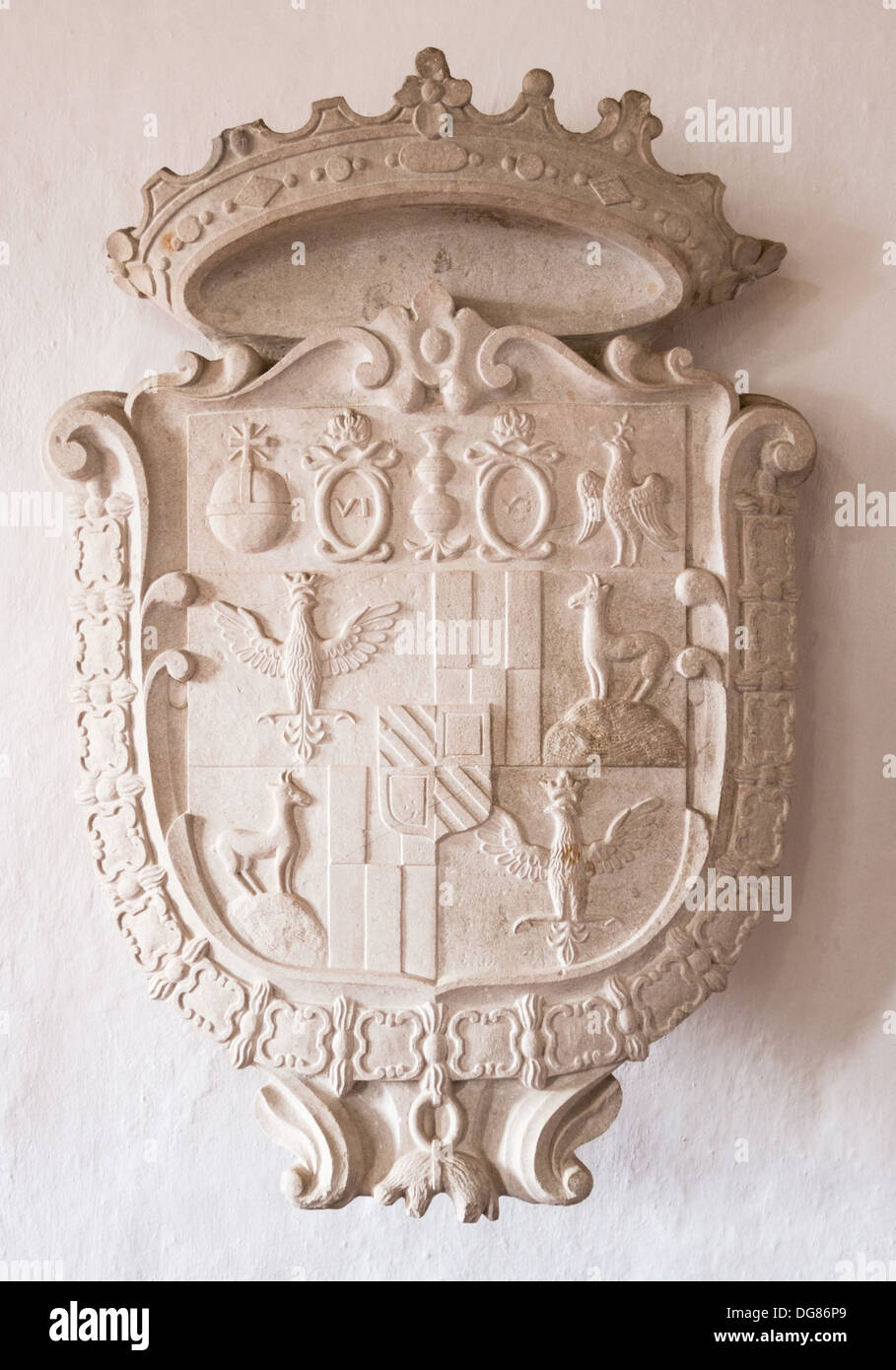 Antike Wappen an der Wand Stockfoto