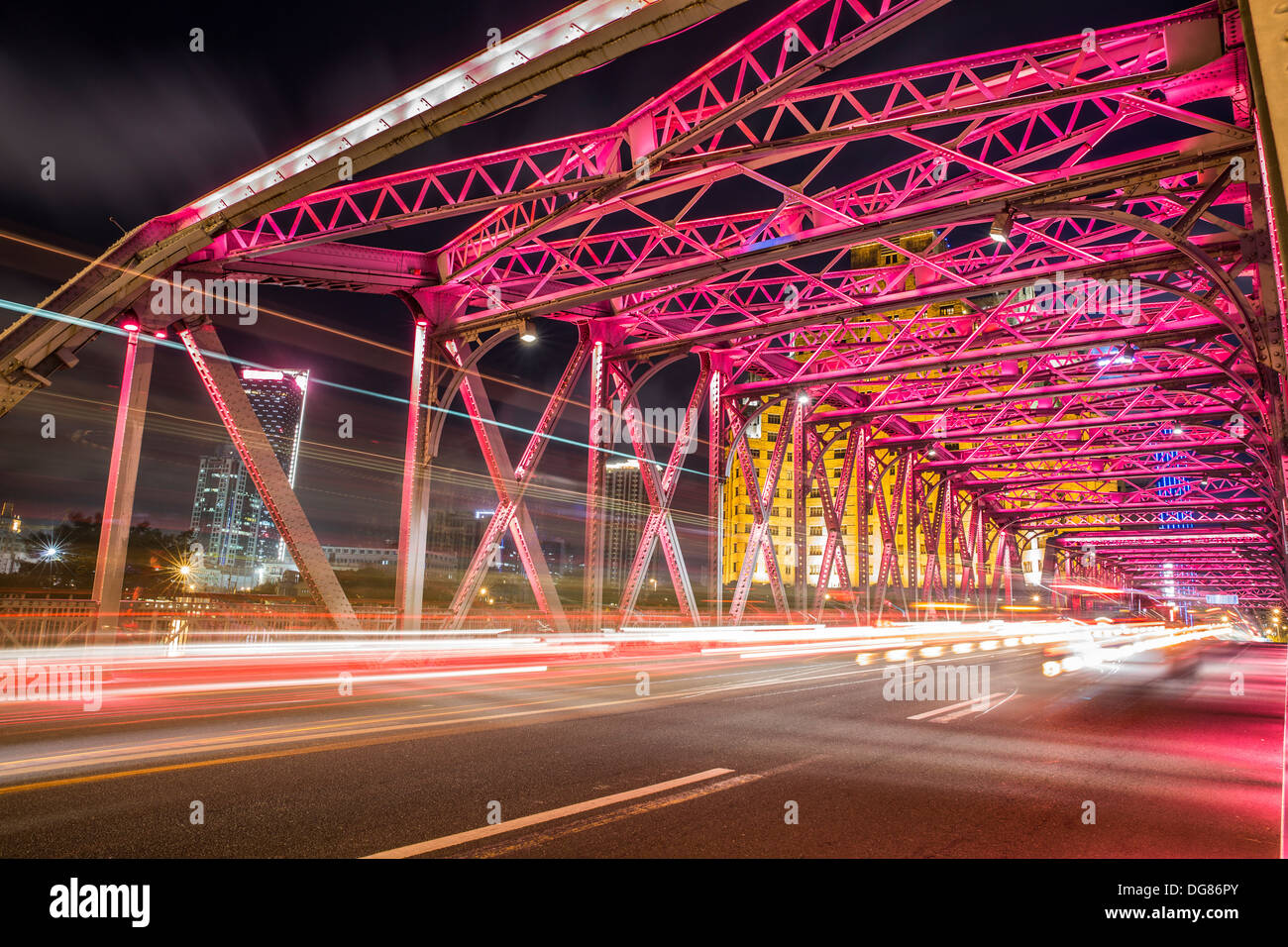 Die Lichtspuren des Stadtverkehrs Waibaidu Brücke shanghai china Stockfoto