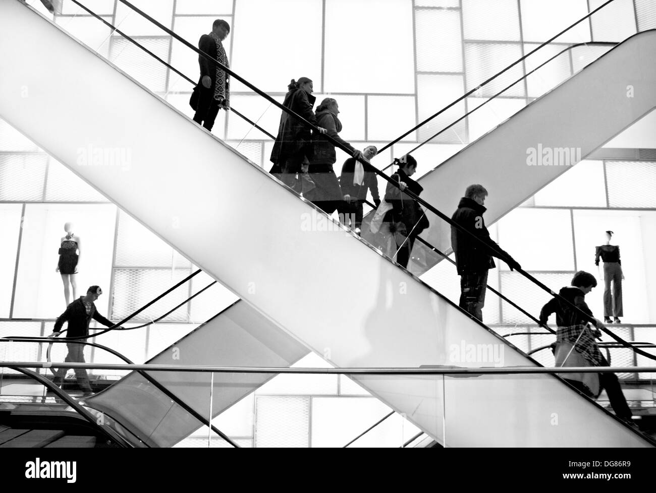 Einkaufszentrum Rolltreppen stark und Schwarz Masse und Rolltreppe Stockfoto