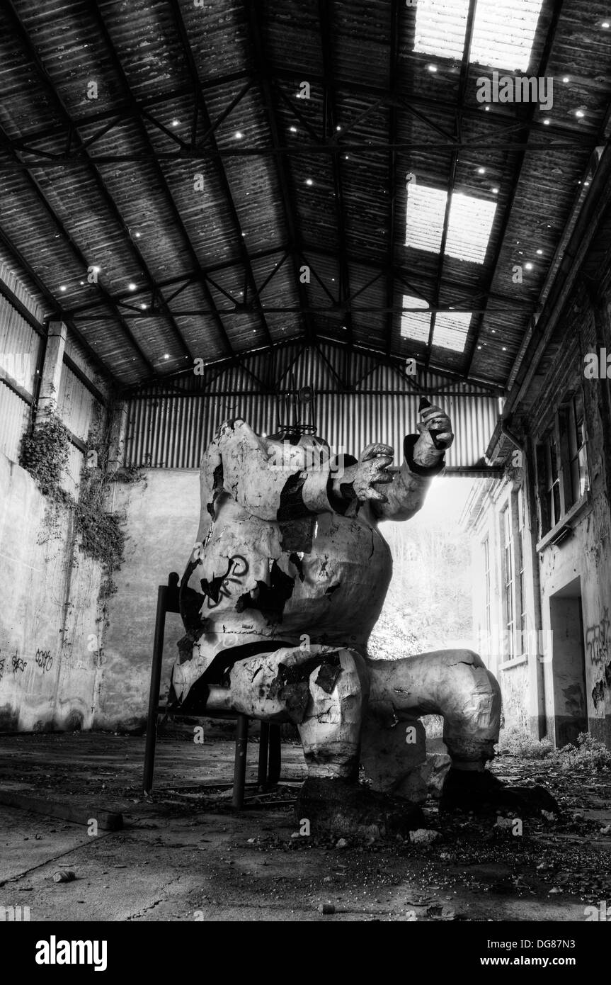 Großer Puppentroboter in verlassenen Fabriken Stockfoto