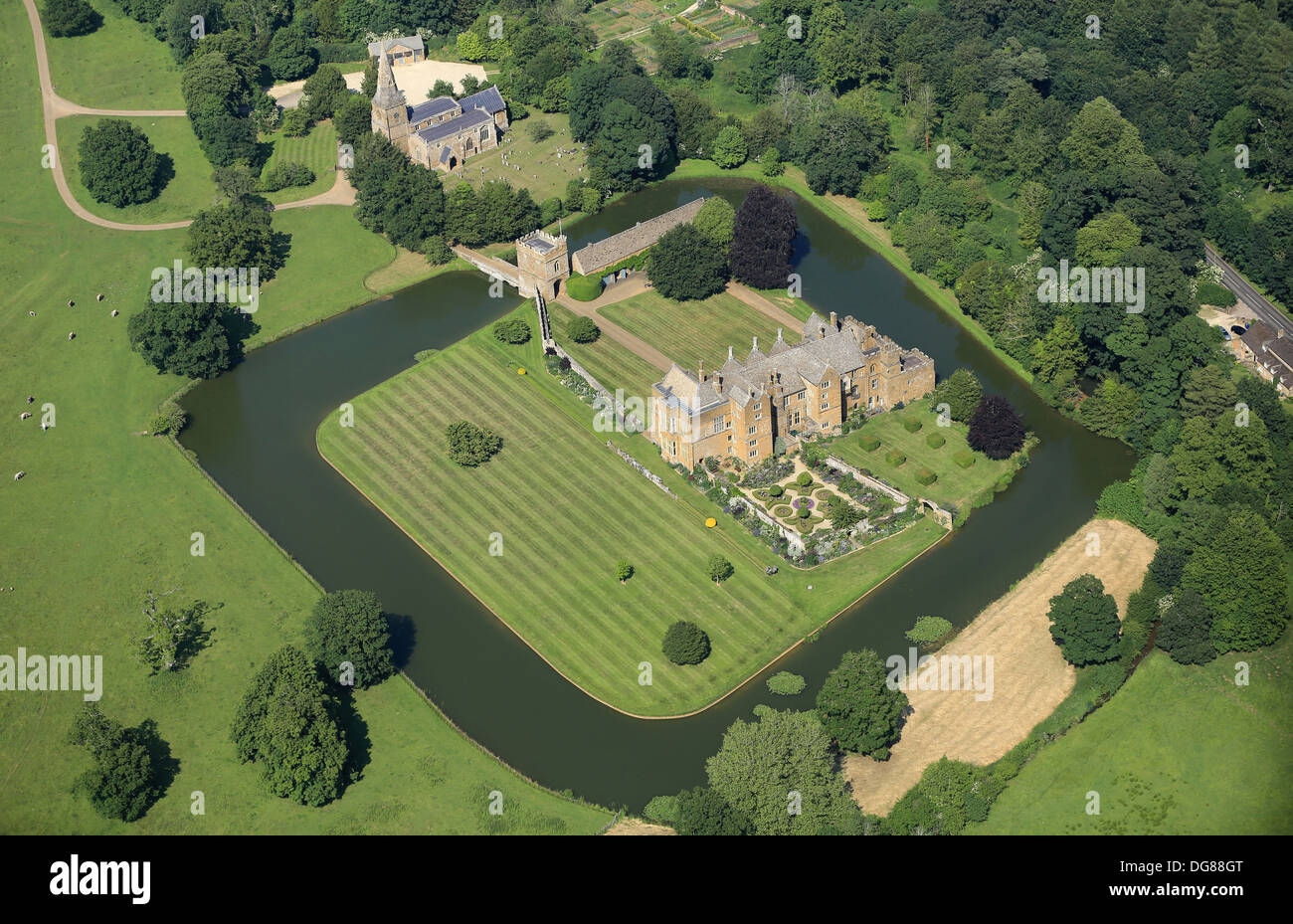 Luftbild von der Burg aus Broughton und der Graben in der Nähe von Banbury in Oxfordshire Stockfoto