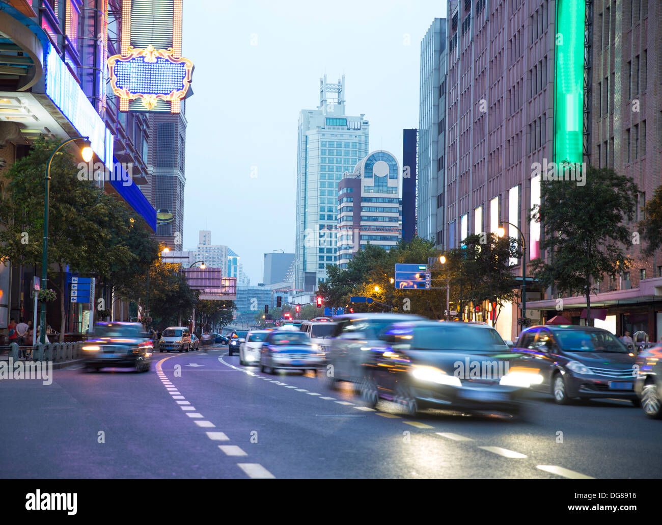 Nachtverkehr geschäftigen Stadt, die Flugbahn des Lichtes, shanghai china Stockfoto